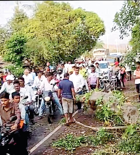 सोंडे हिरोजी परिसरात घरांची पडझड