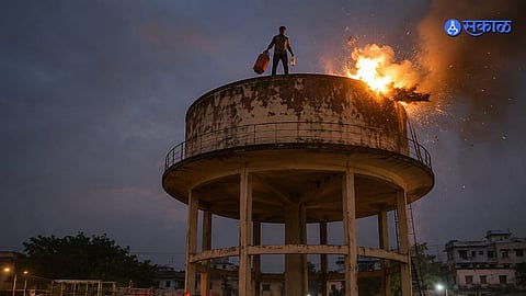 Amravati Man Climbs Water Tank With Gas Cylinder After Tea Stall
