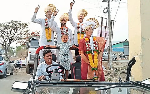उत्रौलीत गुलालाच्या उधळणीत यशस्वितांचा गौरव