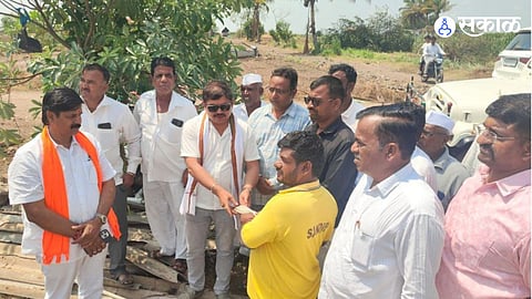 Immediate Relief: Shiv Sena Leaders Visit Storm-Hit Lakhangaon