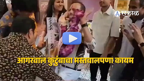 Viral video allegedly shows Vishal Agarwal and family dancing with currency garlands during a celebratory party after bail in Pune Porsche accident case.