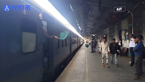 Train Disruption at Karjat After Deccan Express Engine Breaks Down