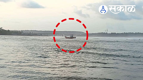 Fishing boat trapped in creek Ratnagiri