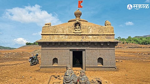 Scenic Beauty and Devotion Draw Visitors to Kambareshwar Temple Near Bhatghar Dam
