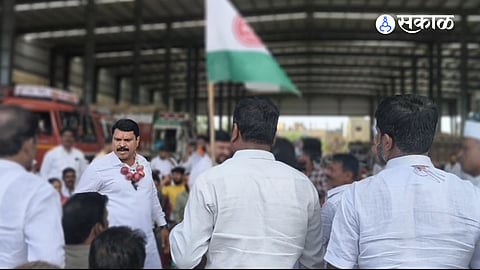 High Drama in Chakan: Onion Farmers' Meet Turns into a Political Battleground