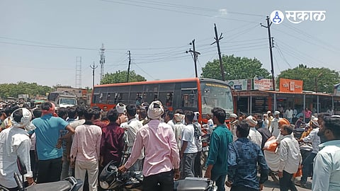 Spot Flashpoint: MSRTC Bus Mishap Ignites Hour-Long Commuter Tension at Paithan Chowk