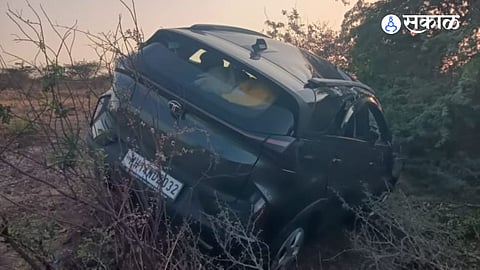 Immediate Civic Rescue: Local Villagers Pull Out Trapped Passengers From Wrecked Vehicle