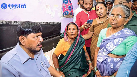 Athawale Visits Families of Toxic Liquor Victims, Calls for Strict Action