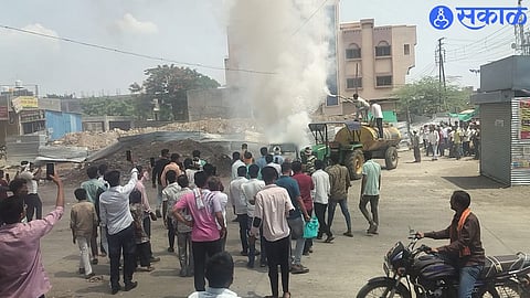 Citizens Act Swiftly as Car Burns to Ashes Near Bus Stand in Maharashtra