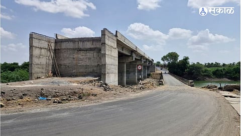 Incomplete Bridge on Ghodanadi Raises Safety Concerns for Heavy Vehicles