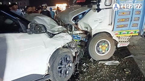 Car Tempo Accident In Peth
