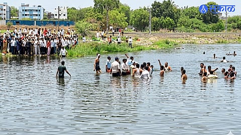 Solapur Farmers Take Extreme Step, Enter Lake Over Outstanding Sugarcane Bills