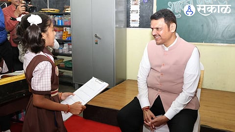 Class 4th standard Student Interviews the Chief Minister devendra fadnavis