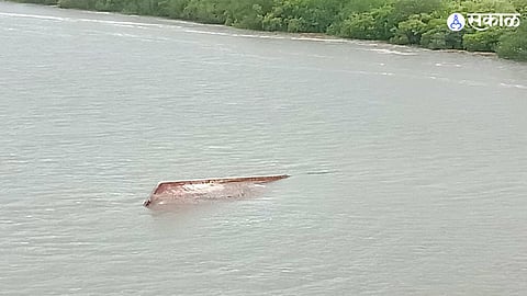 boat sunk in Harnai sea
