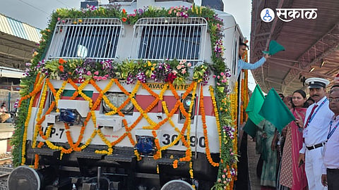 Pune Sainagar Shirdi Express welcomed at Daund Cord Line station