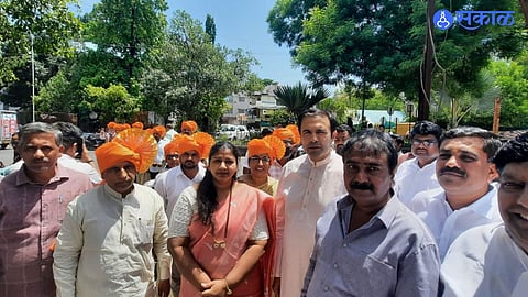 Political Show of Unity in Karad as Corporators Arrive Together for Voting