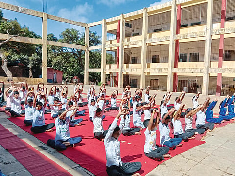 गिरिस्थान प्रशाला व कनिष्ठ महाविद्यालयात आंतरराष्ट्रीय योग दिन उत्साहात साजरा