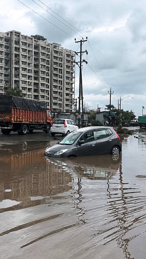 देवळाली पाथर्डी रस्ता पाण्यात अडकलेली चारचाकी फोटो