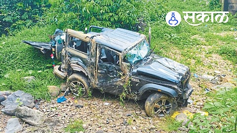 Thar falls into gorge on Mumbai-Goa highway