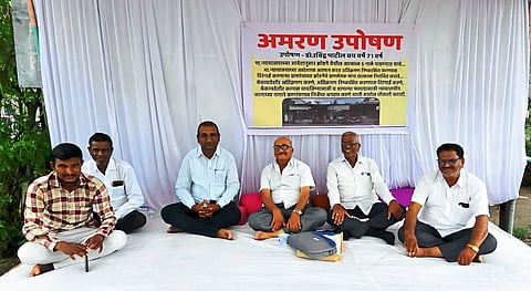 झाेडगे येथील अतिक्रमण काढण्यासाठी आमरण उपोषण