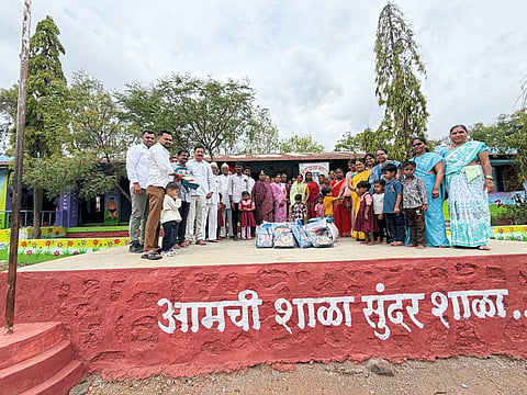 स्व. शंकरदादा धनावडे यांच्या जयंतीनिमित्त विद्यार्थ्यांना शालेय साहित्य वाटप