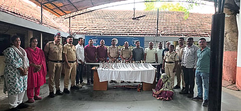 चाळीसगाव येथे महिलेच्या घरात १९ तलवारींसह सापडले ११  चाकू पोलिसांची धडक कारवाई   चाळीसगांव पोलिसांकडून  कडुन  शहरात  कोबींग ऑपरेशन
