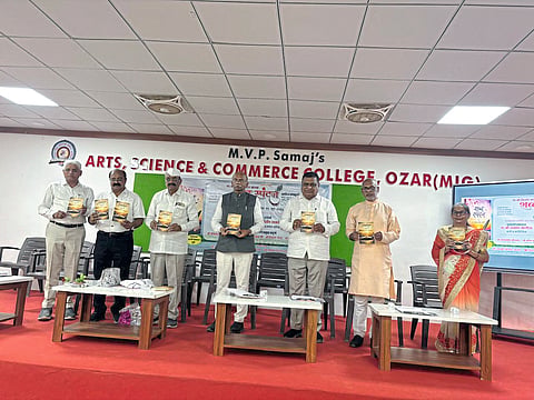 ओझर येथे शब्द स्पंदन काव्यसंग्रहाचा प्रकाशन