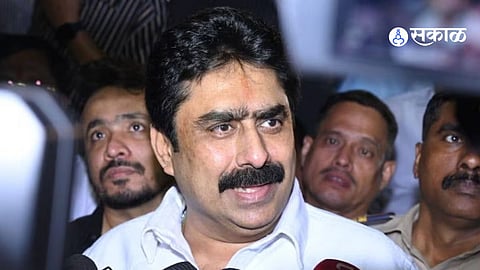 Sanjay Dina Patil seen angrily confronting journalists