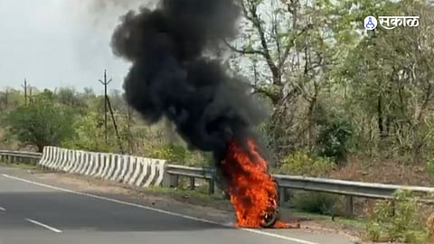 Bike completely gutted after catching fire during travel on Maharashtra highway