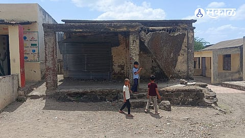 Dangerous condition of Zilla Parishad school building in Takli Rajeray poses threat to students