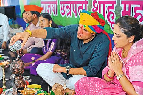 राज्याला दिशा देणारे कार्य उभे करूया