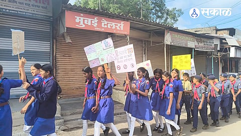 Students of New English Medium School Ghodegaon organize anti-drug awareness rally