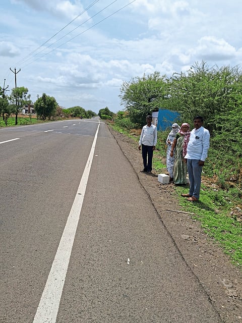 पवारवाडी पाटी, तरडोलीत 
पिकअप शेडची मागणी