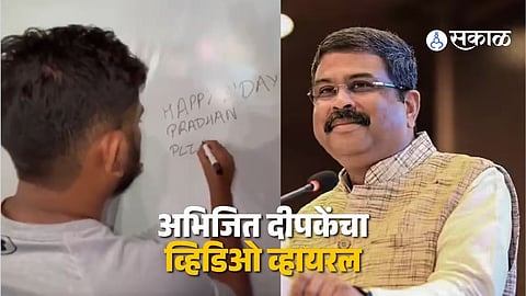 Abhijit Deepke writes a message on a whiteboard at Jantar Mantar demanding Education Minister Dharmendra Pradhan’s resignation
