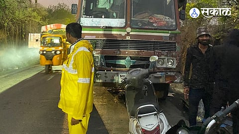 Traffic jam in Vadgaon Ghenand ghat due to breakdown of heavy vehicle