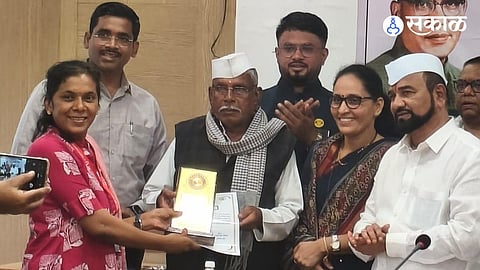 Ambegaon honoured record-yield farmers in soybean, paddy, and bajra competitions during Agriculture Day celebrations.