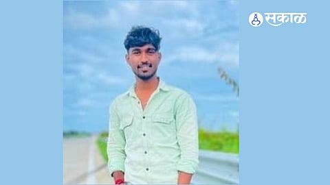 A 22-year-old man died after reportedly jumping in front of a speeding vehicle on the Chhatrapati Sambhajinagar–Jalna highway.
