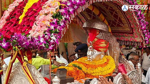 Sant Gajanan Maharaj Palkhi received a grand welcome in Parbhani district during its Ashadhi Wari journey to Pandharpur.