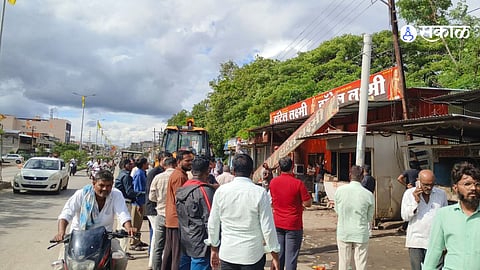 Ambad Civic Body Removes Illegal Roadside Encroachments to Ease Traffic Congestion