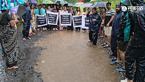 Pothole Picnic Goes Viral: Residents Stage Symbolic Protest Against Neglected Road
