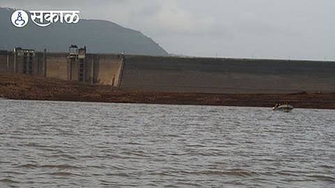 Tragic Incident at Katraj Lake: Man Dies After Falling from Safety Barrier