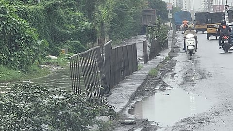 Warakaris and motorists are facing difficulties due to potholes, waterlogging and poor road conditions on the Palkhi route.
