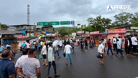 Poor mobile connectivity and the lack of basic facilities have worsened the situation for stranded passengers.