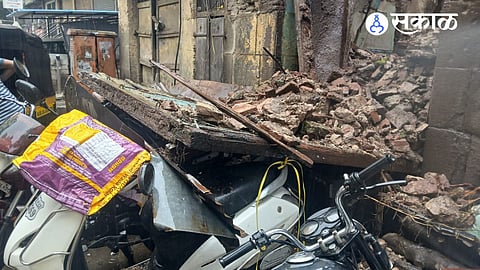 The Pune Fire Brigade quickly cleared the debris and confirmed that no one was trapped or injured in the incident.