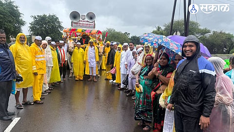 The Shri Chaitanya Maharaj Palkhi departed from Otur for Pandharpur amid heavy rain and devotional chants.