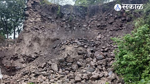 The recent collapse of both the fort bastion and the palace wall has intensified demands for immediate conservation and restoration by the authorities.