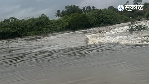 Heavy rainfall in Pune district caused severe flooding, leading to road closures and significant losses for local farmers.