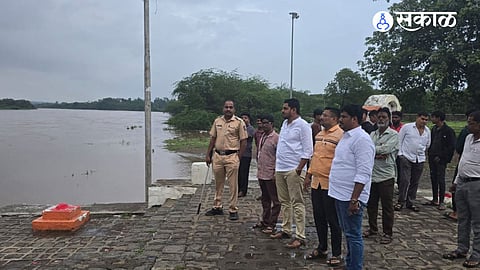 Authorities have advised residents living along the riverbank to remain alert as water levels continue to rise due to upstream rainfall.
