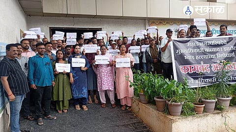 The protest followed the alleged assault on Mahad Municipality Chief Officer Dhananjay Kolekar inside his office.