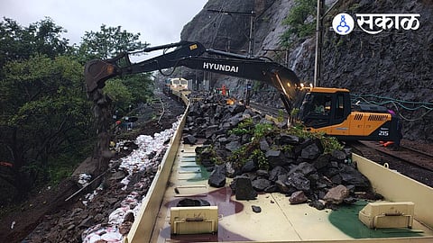 mumbai pune railway secrvice collapse
